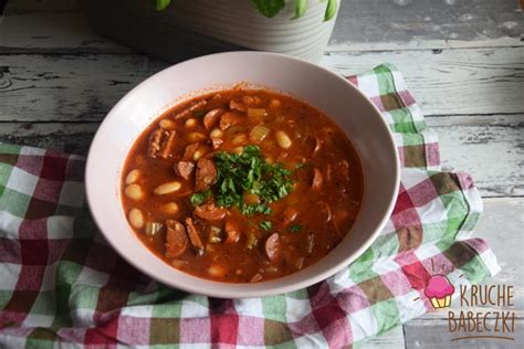 Gulasz z selerem naciowym fasolką i chorizo kruche babeczki