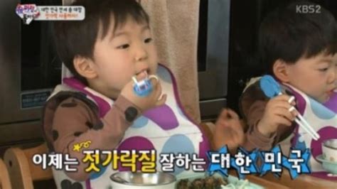 슈퍼맨이 돌아왔다 삼둥이 몇 번의 시도 끝에젓가락질 성공