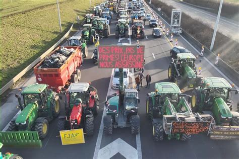 Belgijscy Rolnicy Wyjechali Na Drogi Zablokowali M In Obwodnic