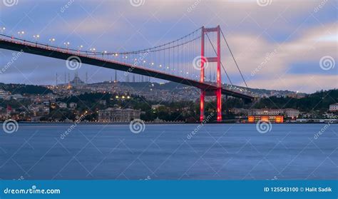 Puente De Bósforo En La Noche Estambul Turquía Foto de archivo