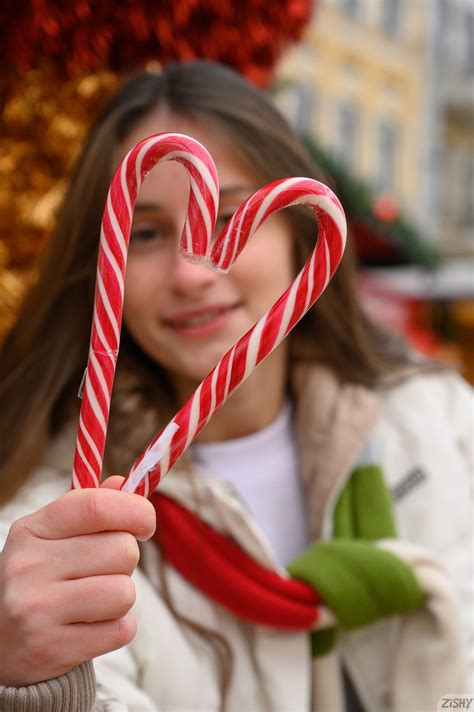 Amateur Babe Irina Dyvyn Slowly Exposes Her Booty And Poses In A Scarf Only Coedcherry