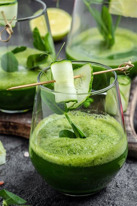 Frullato Verde Salutare Con Cetrioli Freschi Di Cetriolo Spinaci E