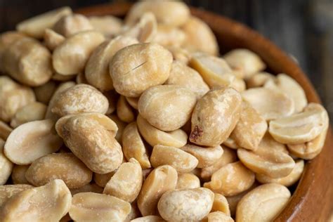 Cacahuetes Pelados Y Tostados Sobre La Mesa Foto Premium