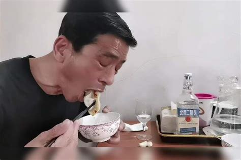 北京老爷子，饺子就酒，越吃越有，小酒花生，烫饺子，真带劲！饺子小酒花生