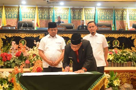 Plt Gubri Tandatangani Nota Kesepakatan KUA PPAS APBD Provinsi Riau