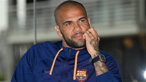 Defensa De Dani Alves Cambia Versión De Jugador Y Confirma Que Hubo