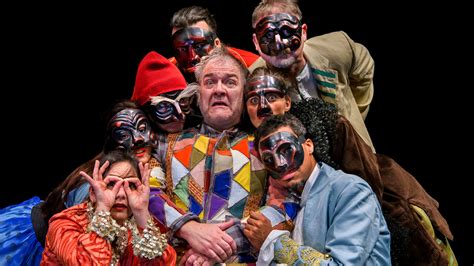 Lo Spettacolo Arlecchino Di Andrea Pennacchi In Scena Al Teatro