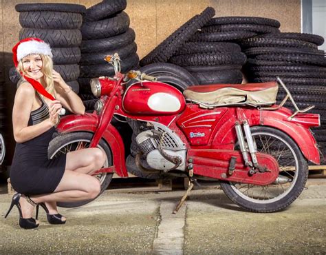 Blonde Christmas Girl With Z Ndapp Ks Bj Bromfiets