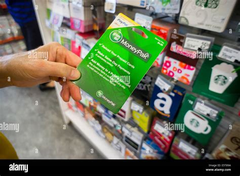 Un Comprador Elige Una Marca Green Dot Moneypak Tarjeta Prepago En Una Tienda En Nueva York