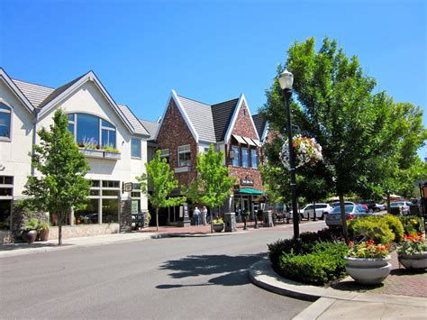 Mexico Daily Living: Downtown Lake Oswego, Oregon