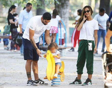 Giorgia Palmas E Filippo Magnini Al Parco Con Mia