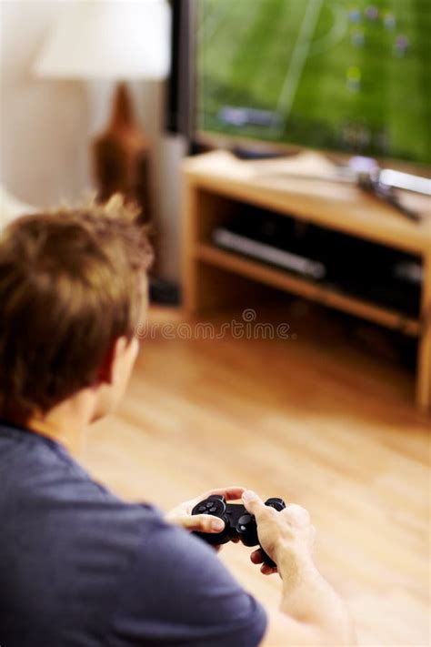 Engrossado No Jogo Um Cara Bonito Jogando Videogame Usando Um