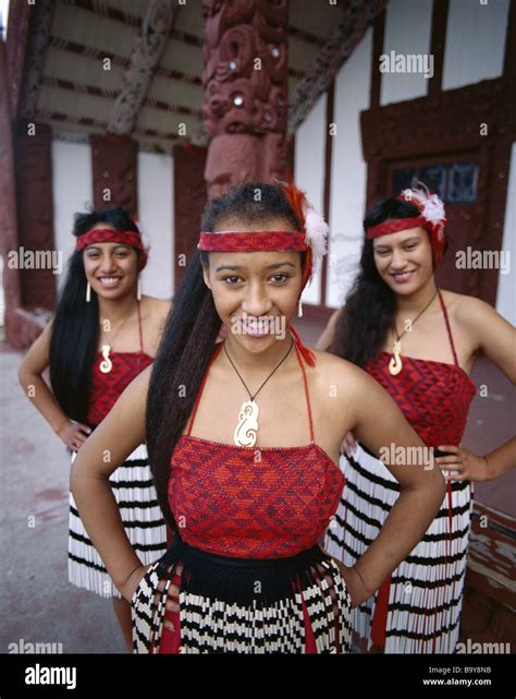 Traditional maori clothes hi-res stock photography and images - Alamy