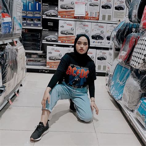 Inspirasi Ootd Hijab Dengan Kaos Lengan Pendek Ala Indira Kalistha