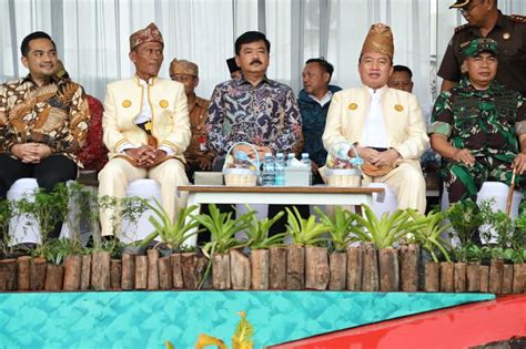 Menteri ATR BPN Serahkan 10 Ribu Sertifikat PTSL Ke Warga Tanah Laut