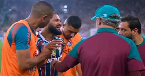 Samuel Xavier sai de campo chorando e vira preocupação no Fluminense