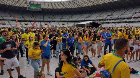 No Mineir O Torcedores Assistem Ao Jogo Entre Brasil X S Rvia Pela