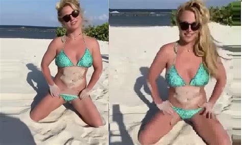 Britney Spears gây khó hiểu khi tung ảnh mặc bikini vui vẻ tạo dáng