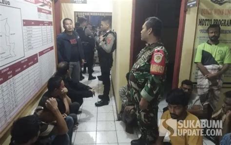 Jadi Tontonan Warga Kapal 28 Wna Yang Terdampar Di Sukabumi Dipasang