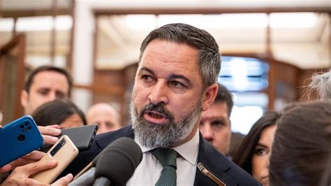 Abascal sugiere apoyar una moción de censura del PP contra Sánchez y