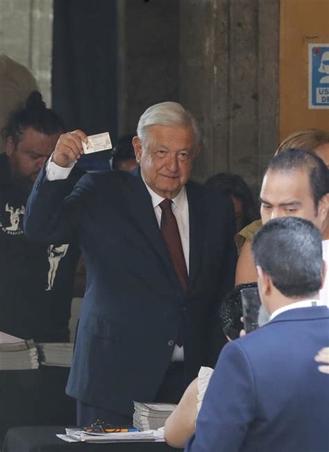 López Obrador vota en las elecciones presidenciales de México