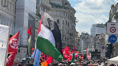 Milano Alta Tensione Al Corteo Del Aprile Centinaia Di