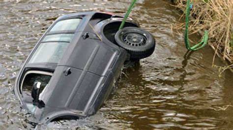 Auto Versinkt Fast Vollständig Im Kanal Shz