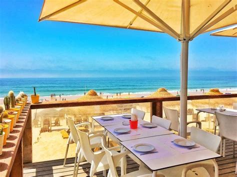 Uma refeição o pezinho na areia e o mar à vista Conheça os