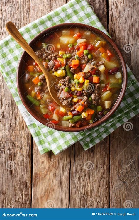 Sopa De Verduras Con El Primer De La Carne Picada En Un Cuenco Top De