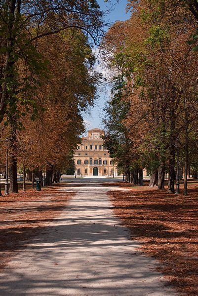 Viale Del Parco Ducale Di Parma E Vista Del Palazzo Ducale Foto Di