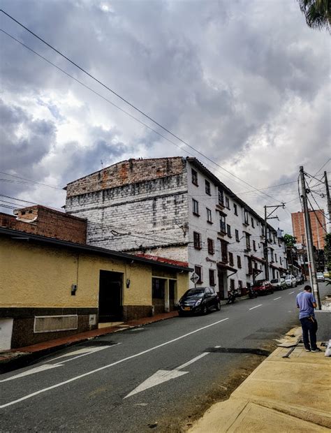 Reinaldo Spitaletta On Twitter Edificio Residencial Sobre La Carrera