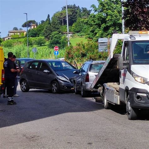 Velletri Incidente Stradale In Via Di Ponente Semifrontale Tra Una