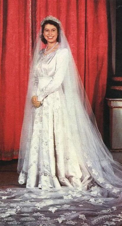 The Queen Of England On Her Wedding Day Robes De Mariée Royales