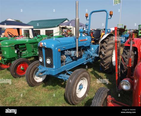 Vieux Fordson Super Majeur Tracteur Banque De Photographies Et Dimages