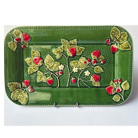 Plateau Strawberry Par Bordallo Pinheiro En Vente Sur Pamono