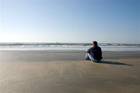 Mann alleine auf Strand stockbild Bild von leben küstenlinie 3648781