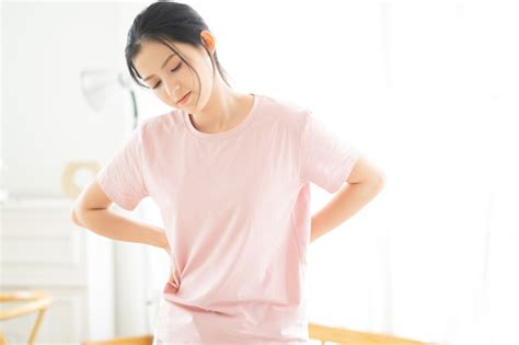 立ち仕事で腰痛に！痛みを抑える対処法は？病院に行く目安も Medicalookメディカルック