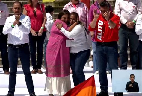 Ceci Flores madre buscadora junto a Xóchitl Gálvez en el Ángel