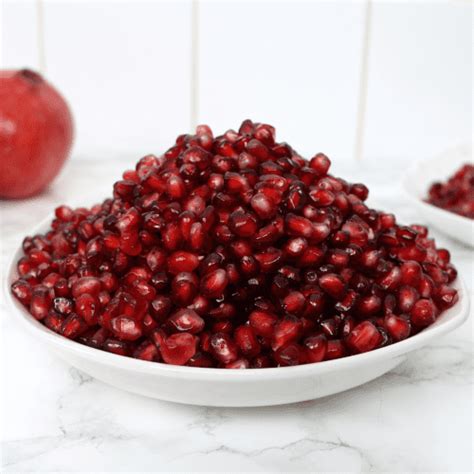 Pomegranate Cutting Hack - Yummieliciouz