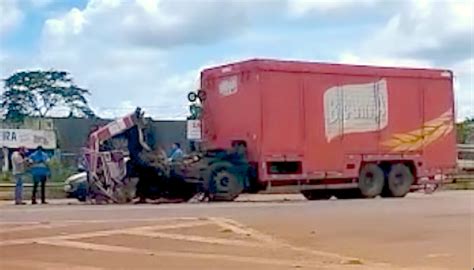 Acidente Entre Carreta E Caminh O Bebidas Na Em Sinop Deixa