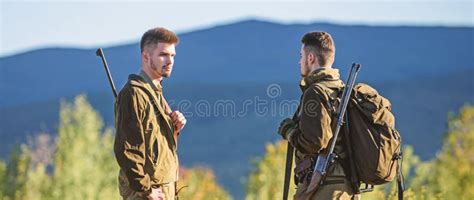 Amistad De Los Cazadores De Los Hombres Moda Del Uniforme Militar