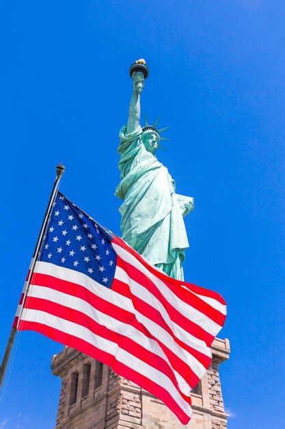 Bandeira Americana No Mastro Balan Ando Ao Vento Contra Um C U Azul