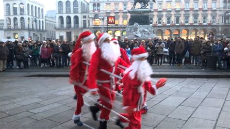 Artisti Di Strada Babbi Natale Ballerini Youtube