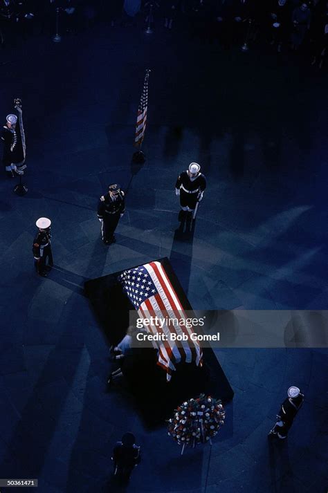 Jacqueline And Caroline Kennedy Kneel Beside President John F News Photo Getty Images