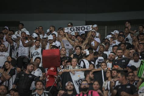 Everson Aparece Novo Visual E Surpreende Torcida Do Galo Central