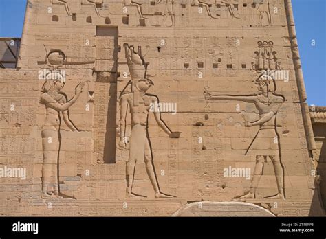 Hathor Horus Isis Von Links Erster Pylon Isis Tempel