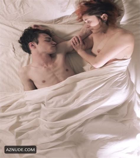 CAFE SERRE CROISSANT MOUILLE NUDE SCENES AZNude