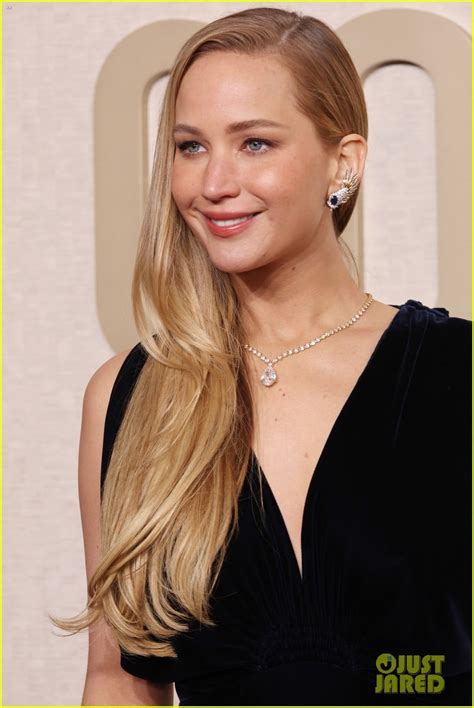 Jennifer Lawrence Goes Sleek for Golden Globes 2024 Red Carpet: Photo ...