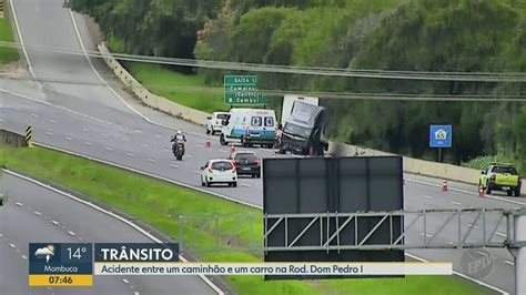 Colisão entre caminhão e carro deixa uma pessoa ferida na Rodovia Dom