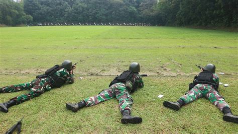 PRAJURIT PETARUNG YONIF 6 MARINIR TINGKATKAN KEMAMPUAN MENEMBAK LARAS